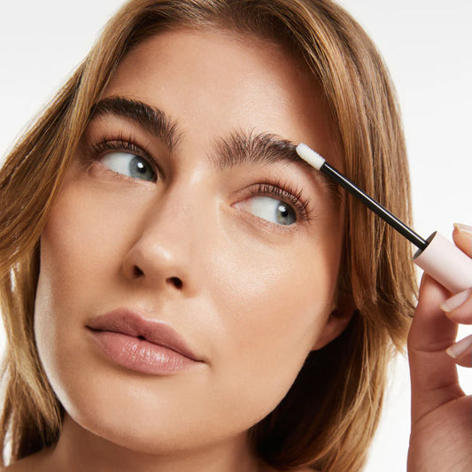 El Sérum que Finalmente Hace Crecer Tus Cejas — y Te Cambia la Cara